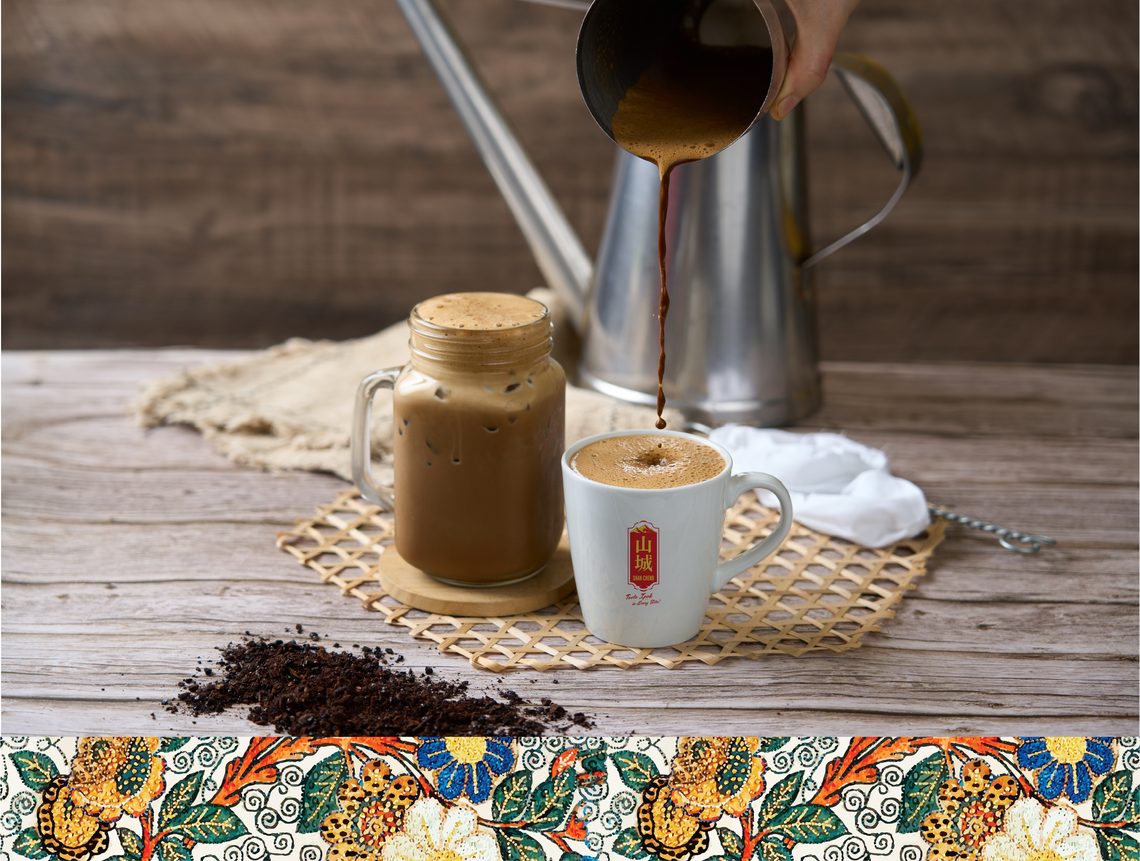 Ipoh white coffee being poured